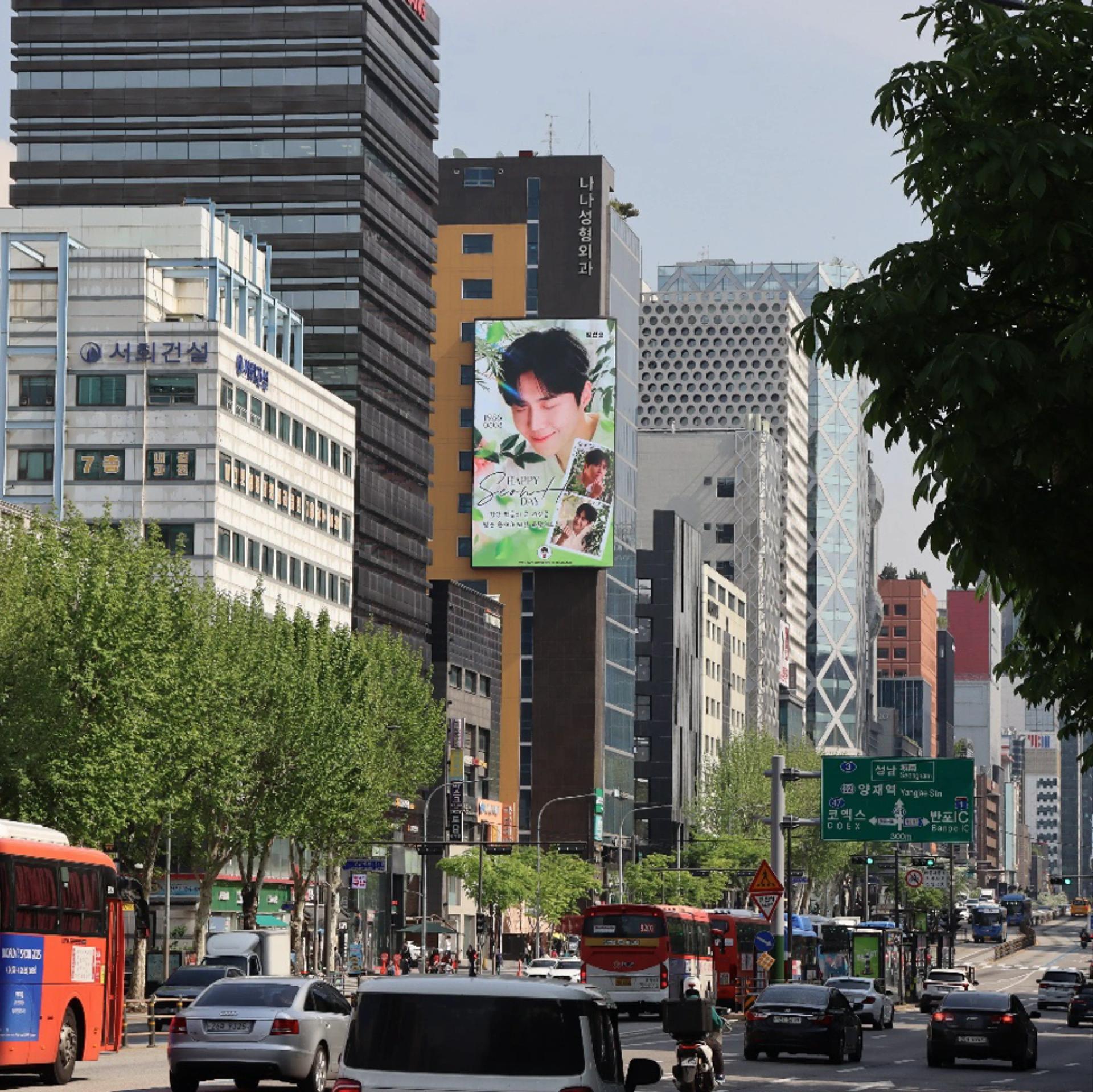 신논현역 9호선 디지털 사이니지